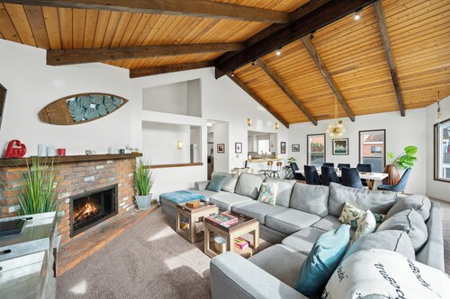 25% Off Aug 20-23 Mins 2 Beach, Rooftop Patio View