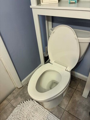 Suihku, hiustenkuivaaja, pyyhkeet, saippua