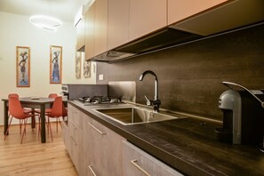 Cafetera i tetera, frigorífic, forn i placa de cuina 