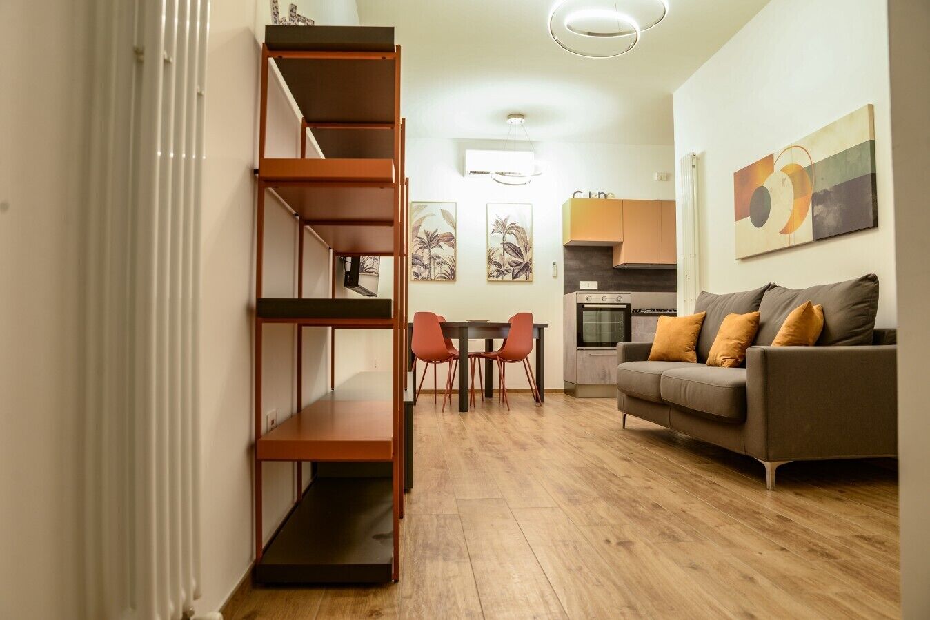 Un apartamento moderno con comedor, cocina y sala de estar.