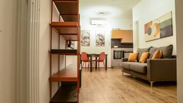 Un apartamento moderno con comedor, cocina y sala de estar.