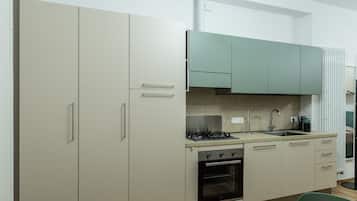 Cafeteira/chaleira, geladeira, fogão, cooktop