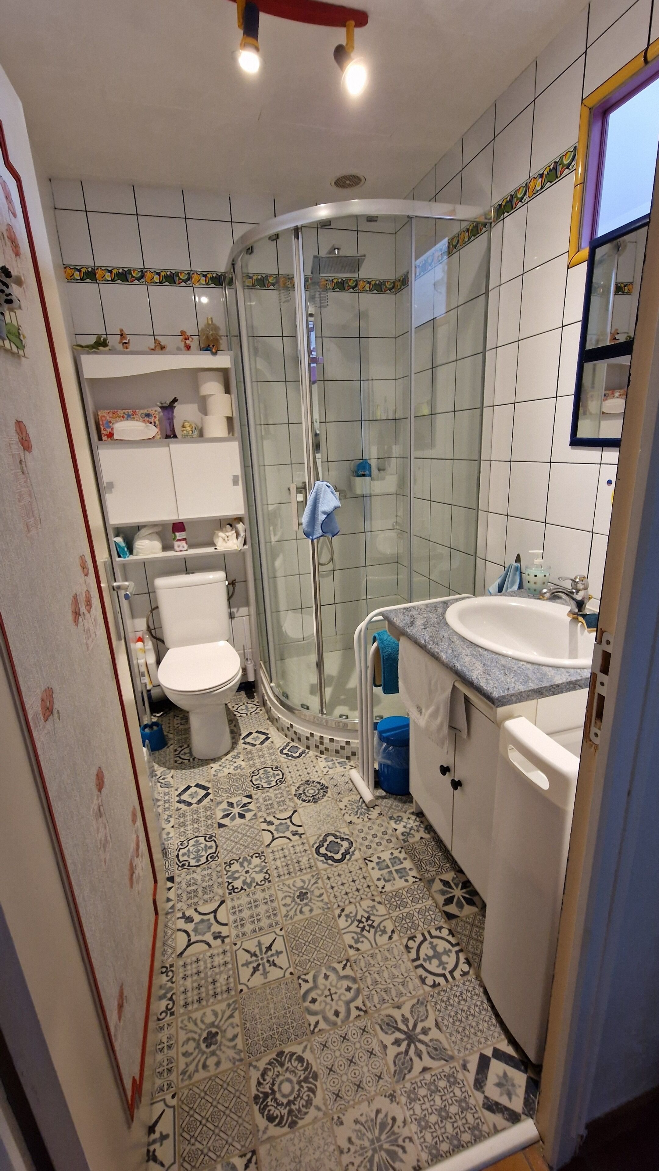 Sèche-cheveux, serviettes fournies, savon, papier toilette