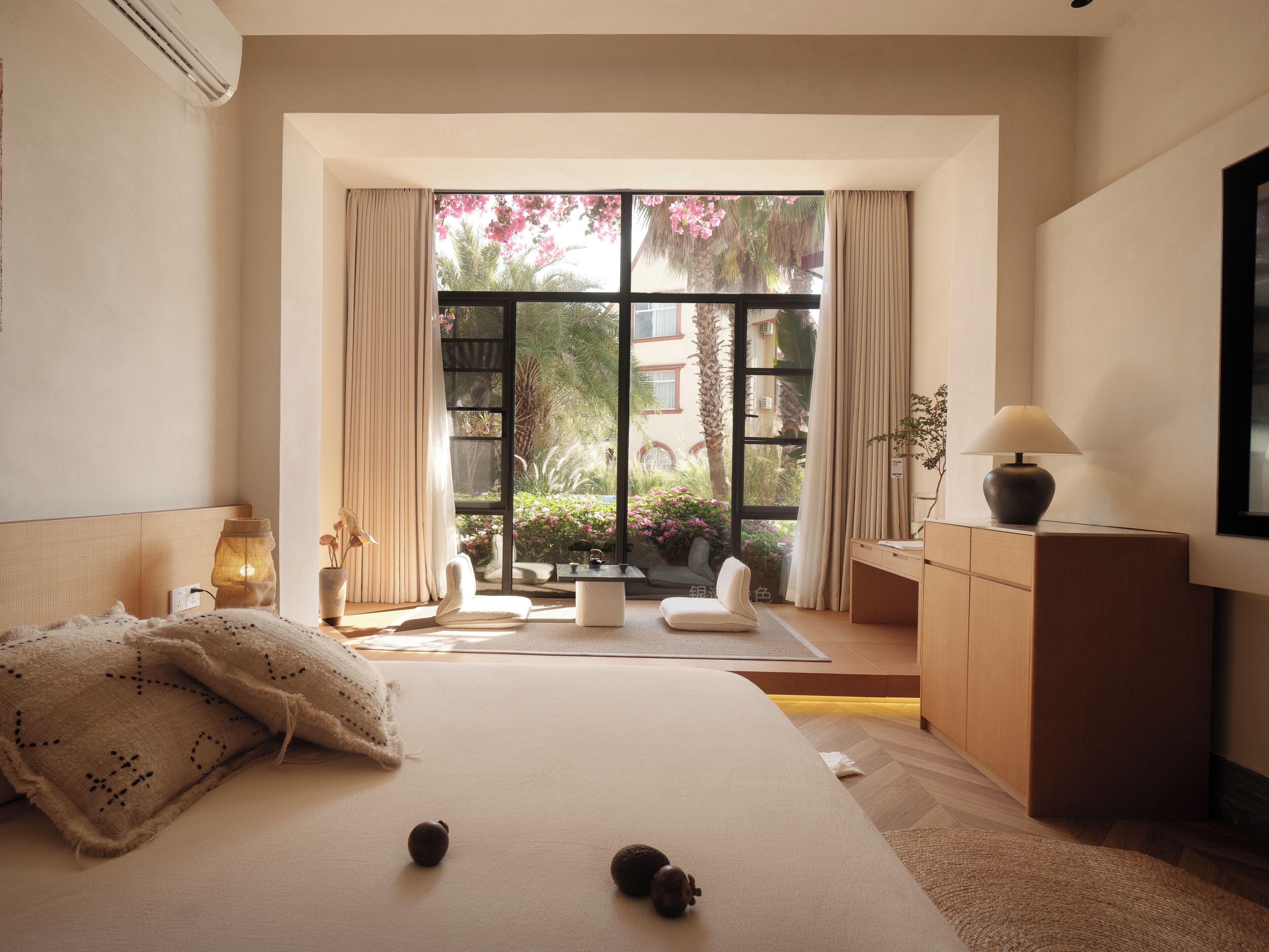 Habitación doble clásica, vista al jardín | Ropa de cama de alta calidad y decoración personalizada 