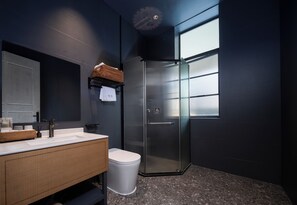 Habitación con 2 camas individuales, vista al jardín | Baño | Amenidades de baño gratuitas, secadora de cabello, pantuflas, toallas 