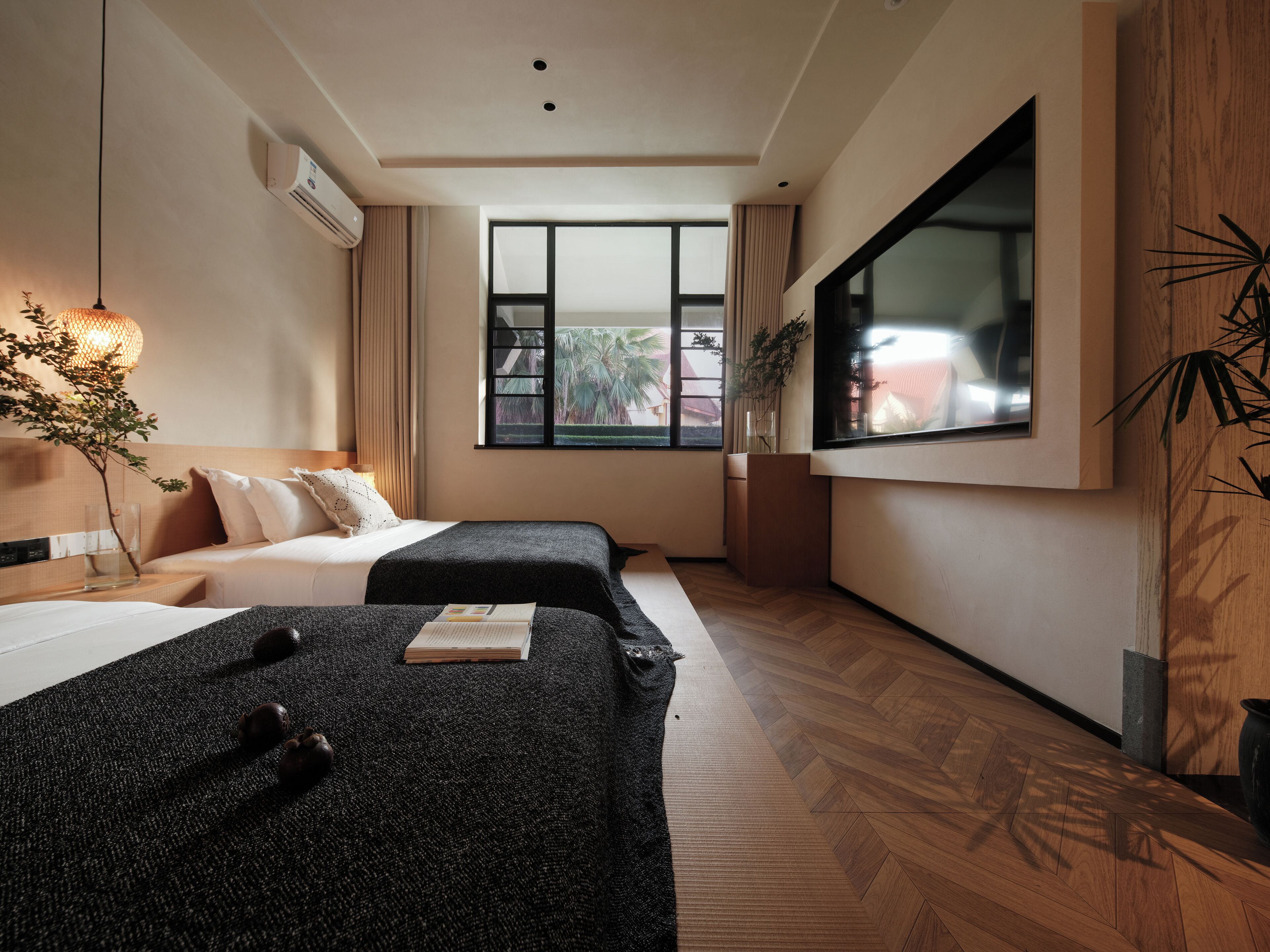 Habitación con 2 camas individuales, vista al jardín | Ropa de cama de alta calidad y decoración personalizada 
