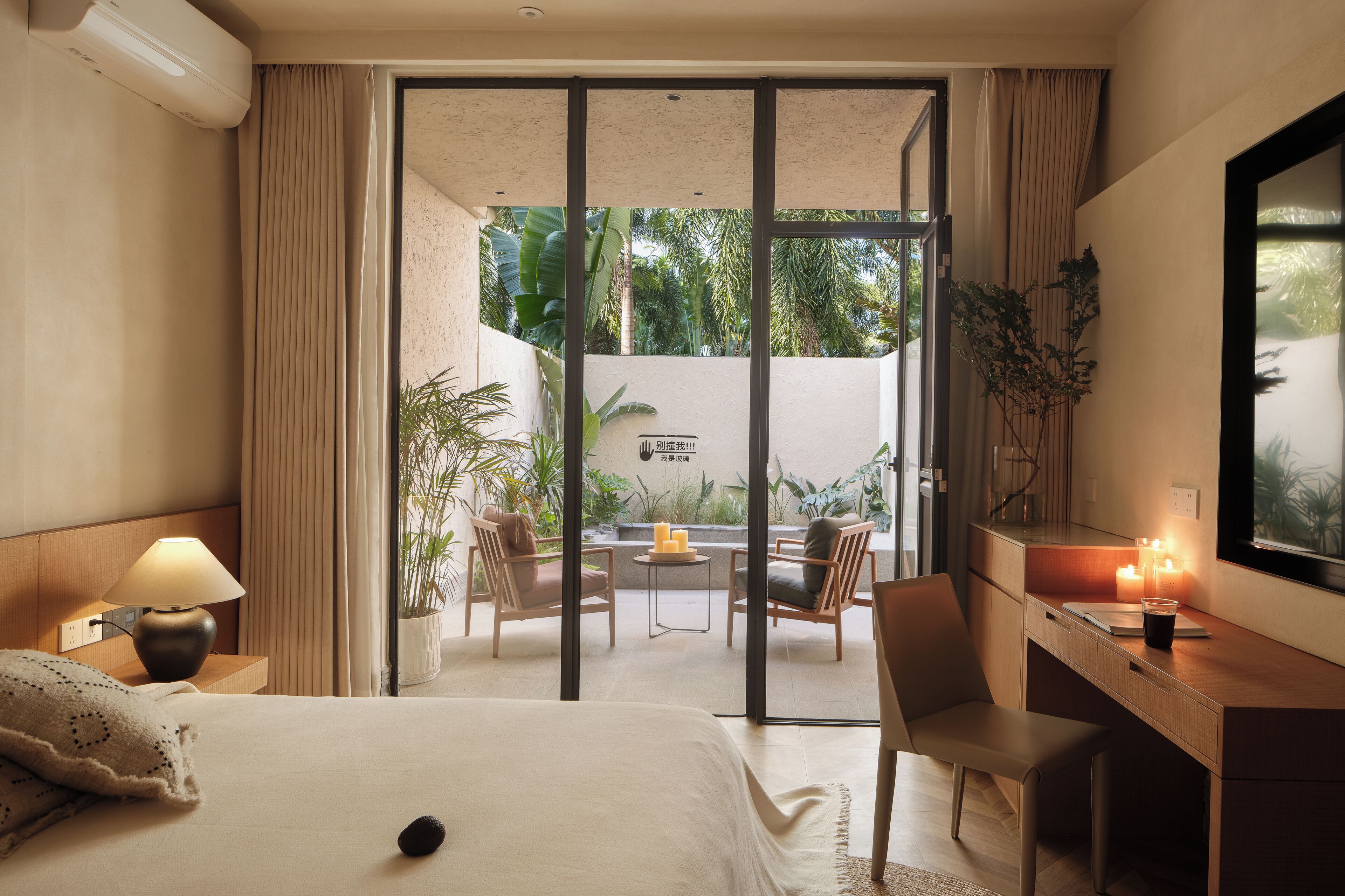 Habitación doble romántica, vista al jardín | Ropa de cama de alta calidad y decoración personalizada 