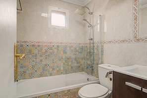 Shower, hair dryer, towels