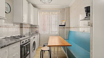 Coffee/tea maker, fridge, oven, stovetop