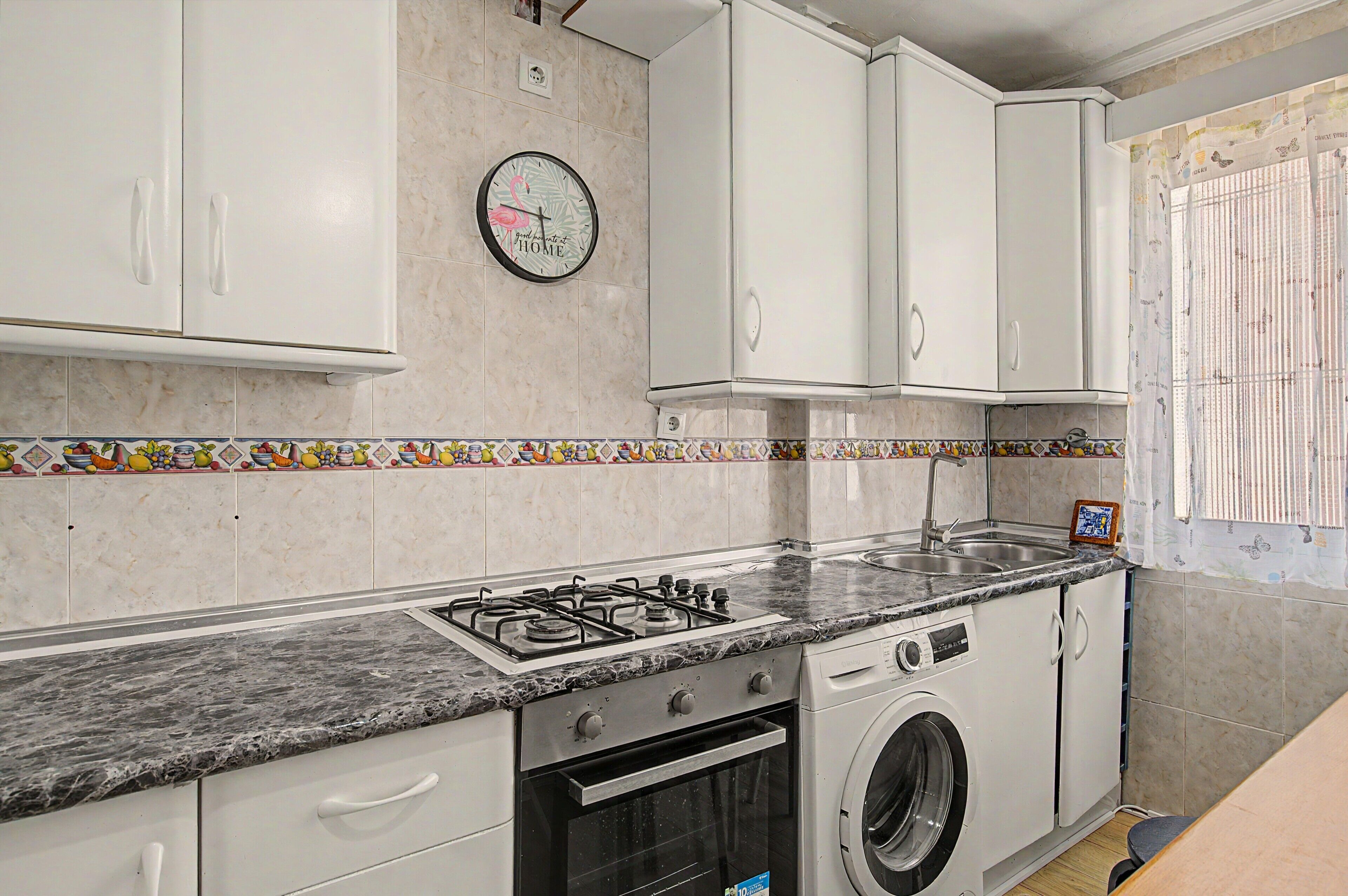 Coffee/tea maker, fridge, oven, stovetop