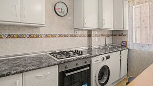 Cafetière/bouilloire, réfrigérateur, four, plaque de cuisson