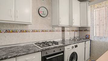 Coffee/tea maker, fridge, oven, stovetop