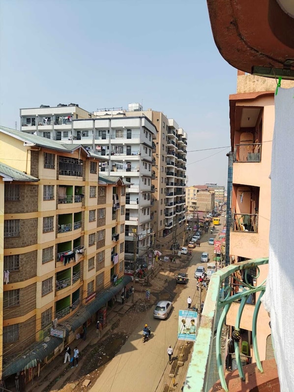 Property grounds - Cozy 1BR Home Away From Home with Balcony Near TRM Mall and Garden City (Nairobi)