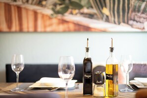 Dining - LUNIQ - Sky Suite Essen - 5 min to the main train station & the convention center - Air conditioning - 6 guests (Essen)
