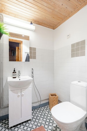 Bathroom - Newly Renovated 2BR Cabin in Riihivuori (Muurame)