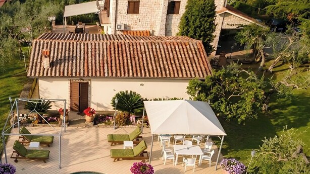 A villa with a swimming pool, outdoor seating, and a garden. - Velletri, elegant guesthouse with pool (Greta's Villa) (Velletri)