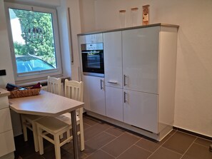 Kjøleskap, ovn, kokeplater og oppvaskmaskin