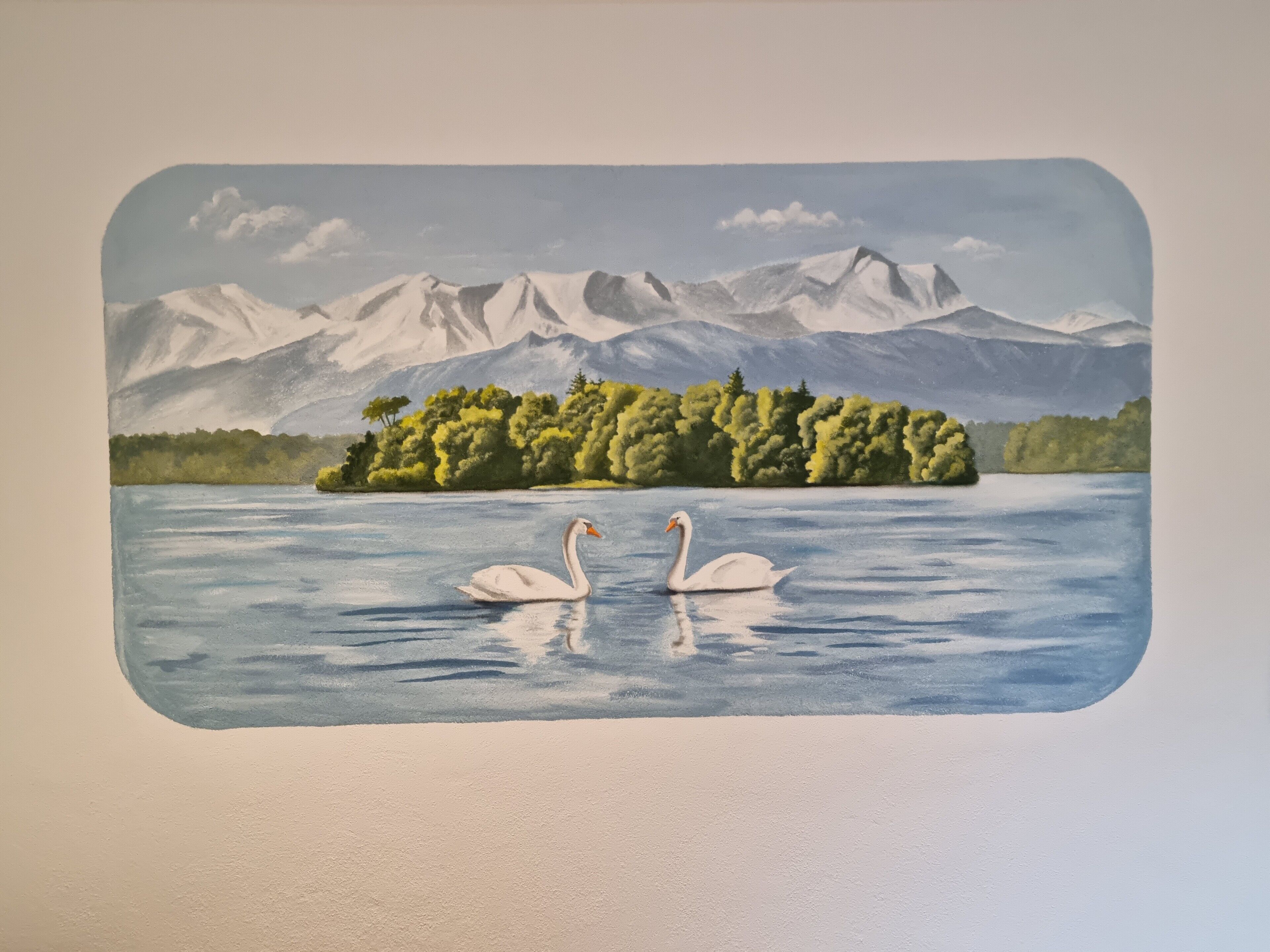 Pintura de duas aves em água, com montanhas ao fundo.
