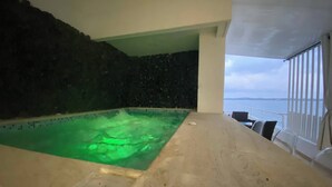 An indoor swimming pool with a view of the sea. - 1 Bedroom Private Jacuzzi and Direct Beach Access (Cartagena)