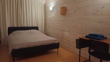 5 bedrooms, iron/ironing board, free WiFi, bed sheets