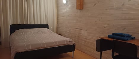 5 bedrooms, iron/ironing board, free WiFi, bed sheets