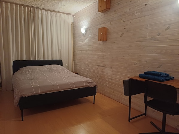 5 bedrooms, iron/ironing board, WiFi (free), bed sheets