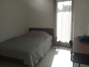 Tabla de planchar con plancha, wifi gratis, ropa de cama