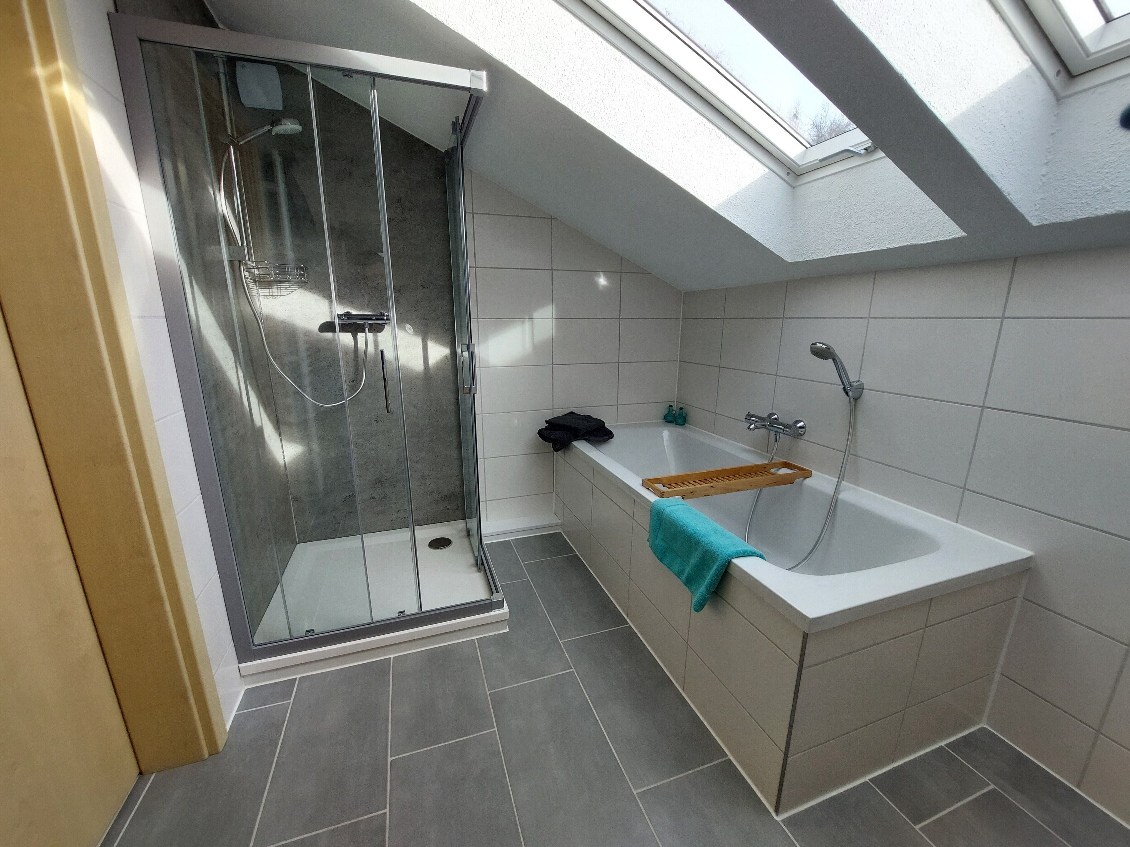 Dusche, Haartrockner, Handtücher