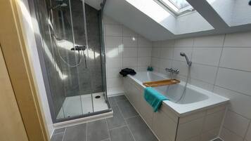 Dusche, Haartrockner, Handtücher