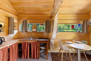 Wasserkocher mit Kaffee-/Teezubehör, Kühlschrank, Mikrowelle, Herdplatte