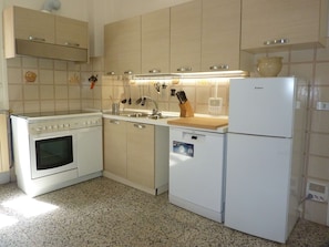 A kitchen with a stove, oven, sink, and refrigerator. - Holiday Home 'Cascinetta' with Mountain View, Private Garden and Wi-Fi (Castello)