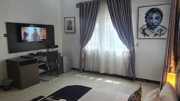 5 bedrooms, iron/ironing board, WiFi, bed sheets