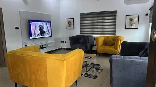 Devon's 5BR pool villa, gated in Sun City Estate, Abuja