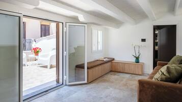 Deluxe Suite | Living area