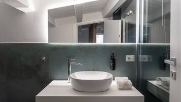 Deluxe Suite | Bathroom | Shower, hair dryer, towels, soap