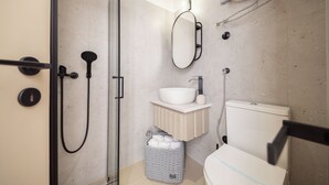 A bathroom with a shower, toilet, sink, and a mirror. - Hygge Rooms Split (Split)