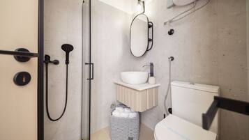 Economy Double Room, 1 Queen Bed | Bathroom