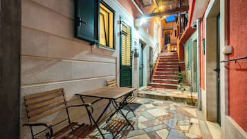Economy Double Room | Outdoor dining