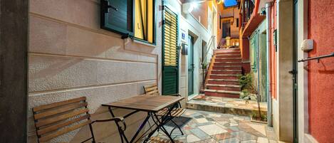 Economy Double Room | Outdoor dining