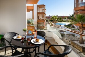 Outdoor dining - Terraços Do Rio Riverside Apartment Family & Pool (Portimão)