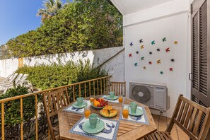 Outdoor dining - Moinhos: Location | Pool | Families and Couples (Lagos)