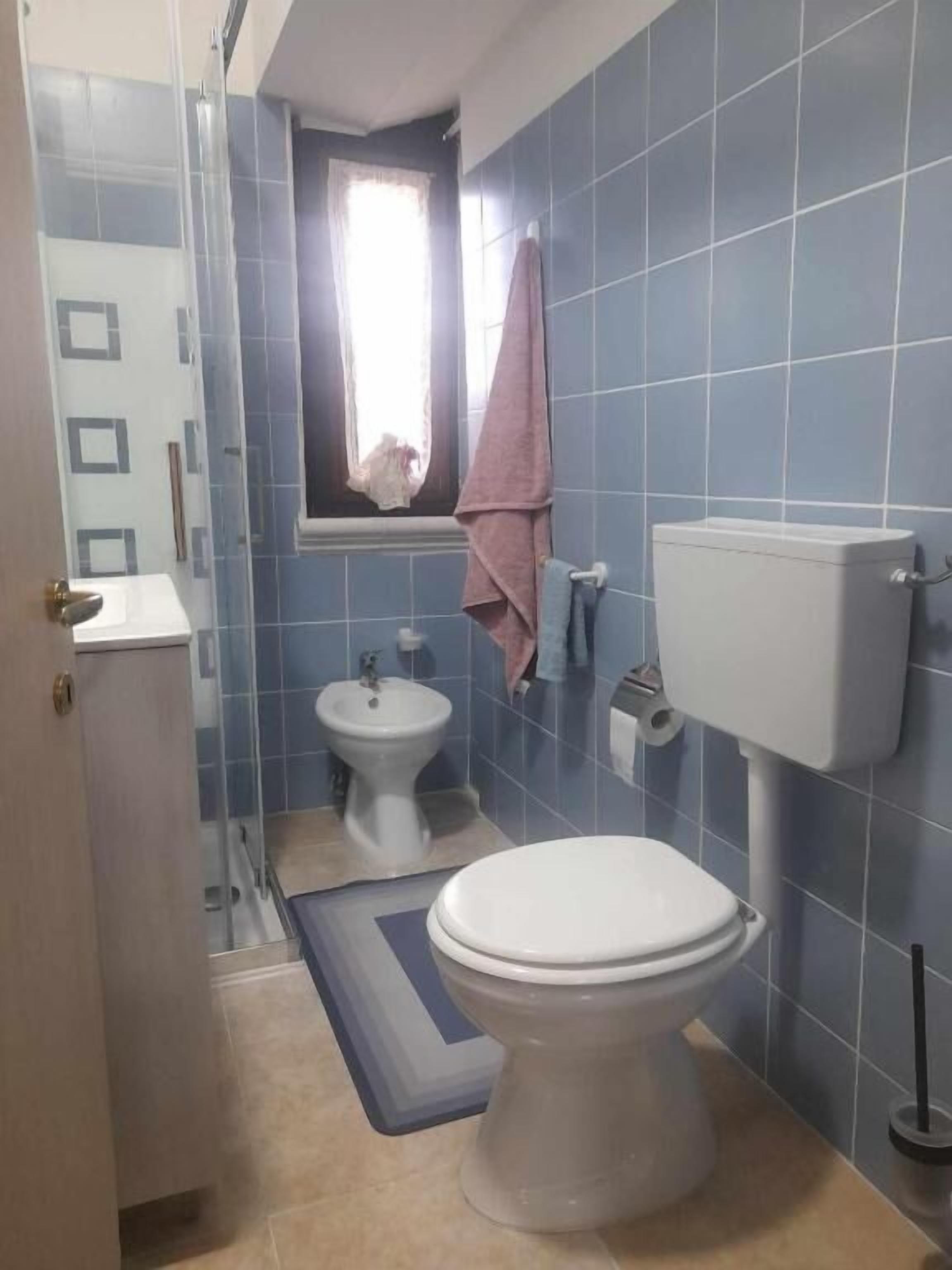 Een douche, een haardroger, badjassen, een bidet