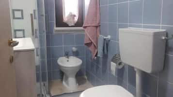 Een douche, een haardroger, badjassen, een bidet