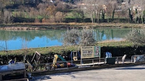 Uma área de estacionamento de concreto com uma placa para Trattoria Pizzeria BB Sala Ballo.