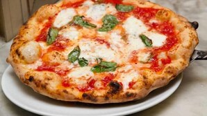 Pizza em um prato branco.