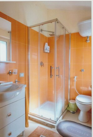 Kahden hengen comfort-huone (yksi tai kaksi sänkyä), parveke, järvinäköala | Kylpyhuone