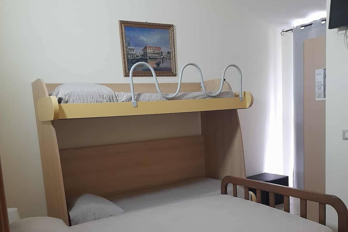 Kamar Keluarga, balkon, pemandangan danau | Kamar mandi | Shower, pengering rambut, jubah mandi, dan kloset