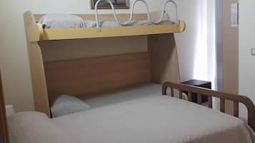 Familienzimmer, Balkon, Seeblick | Badezimmer | Dusche, Haartrockner, Bademäntel, Bidet