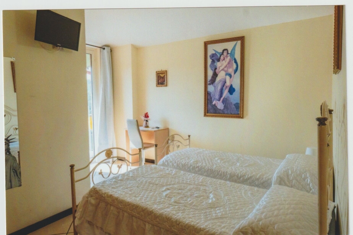 Kamar Twin Comfort, balkon, pemandangan danau | Meja kerja, setrika/meja setrika, Wi-Fi gratis, dan seprai linen