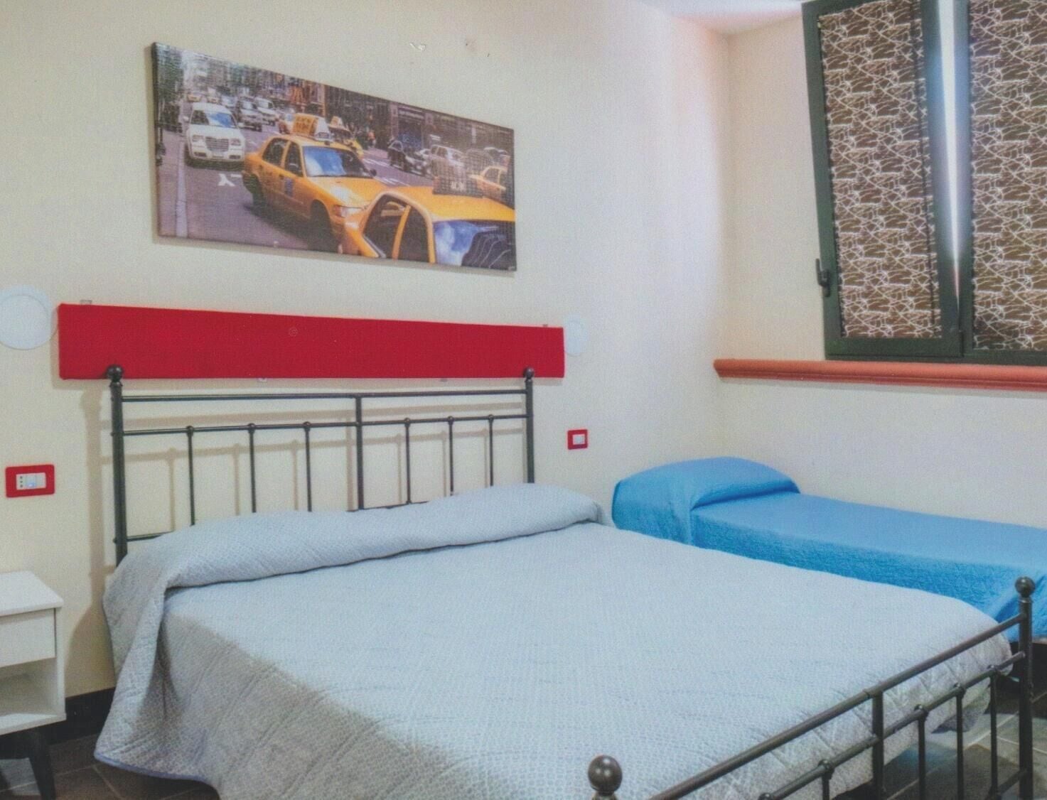 Habitación triple Confort, balcón | Escritorio, tabla de planchar con plancha, wifi gratis y ropa de cama 
